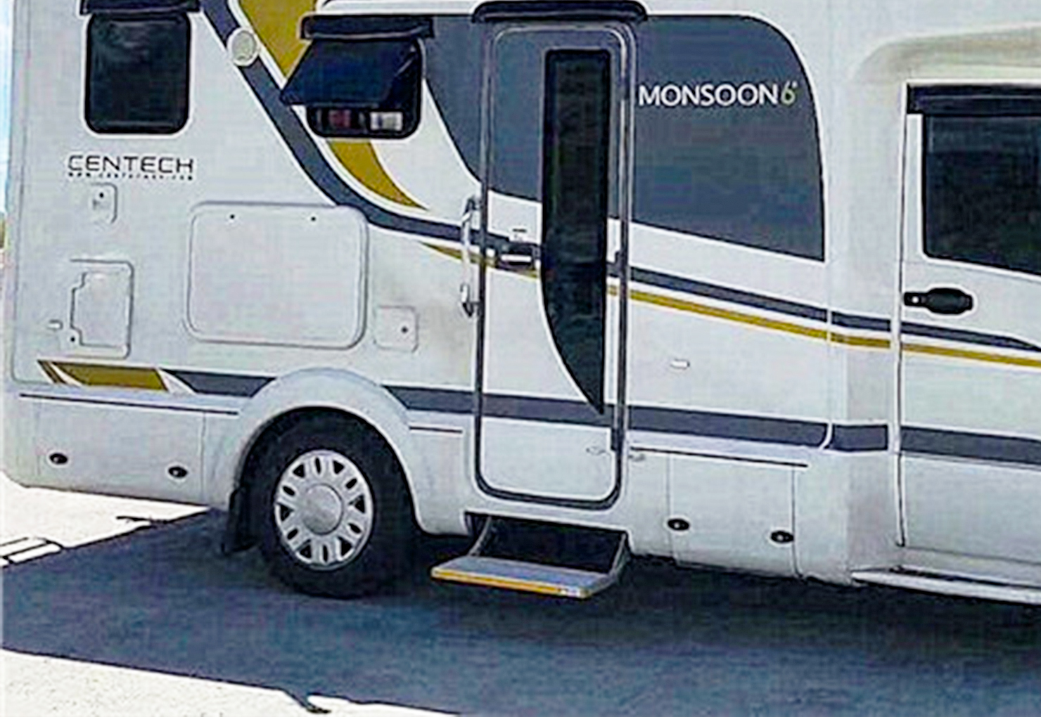 ES-F-S 電動(dòng)折疊踏步（單級(jí)下擺式）