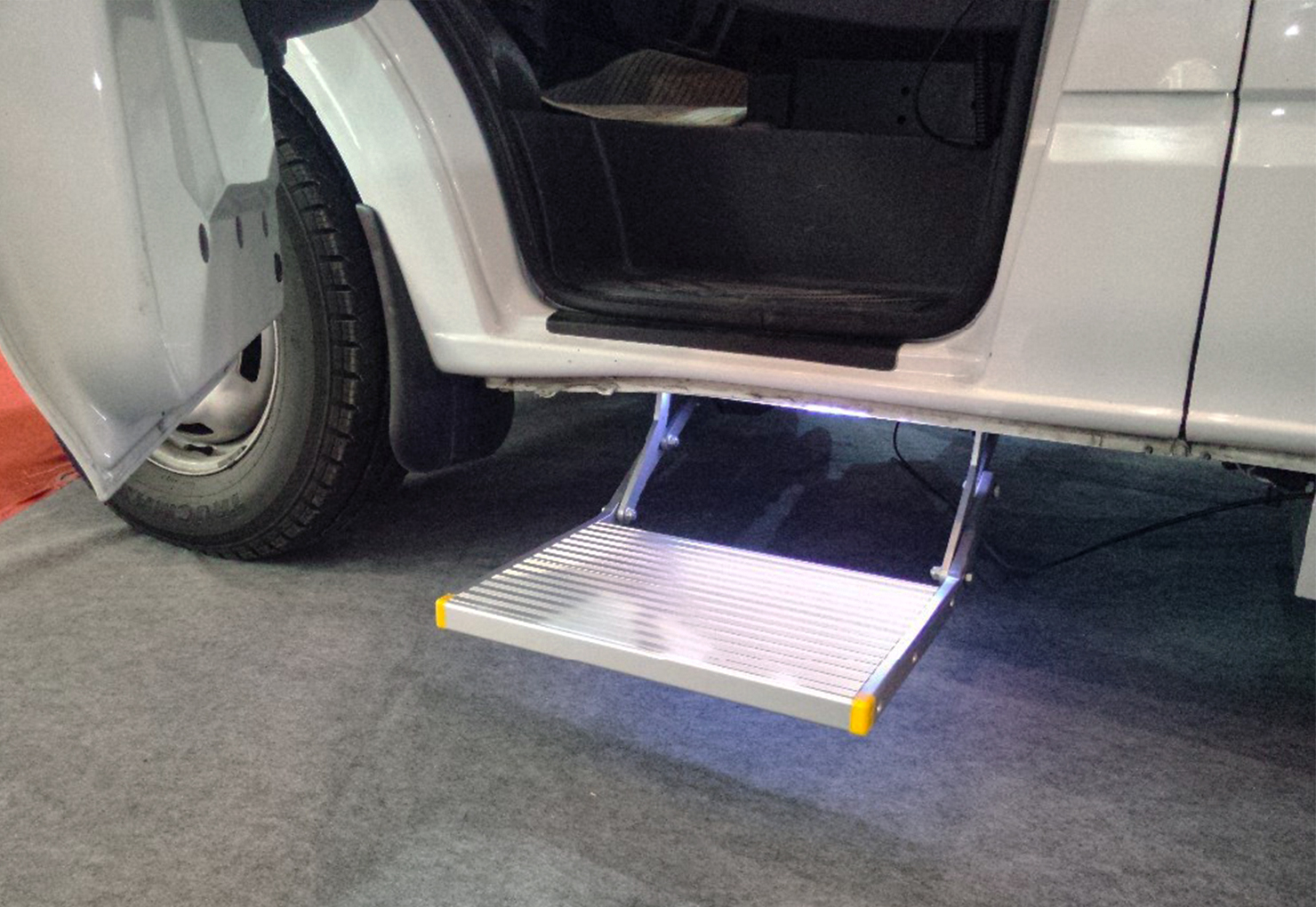 ES-F-S 電動(dòng)折疊踏步（單級(jí)平擺式）