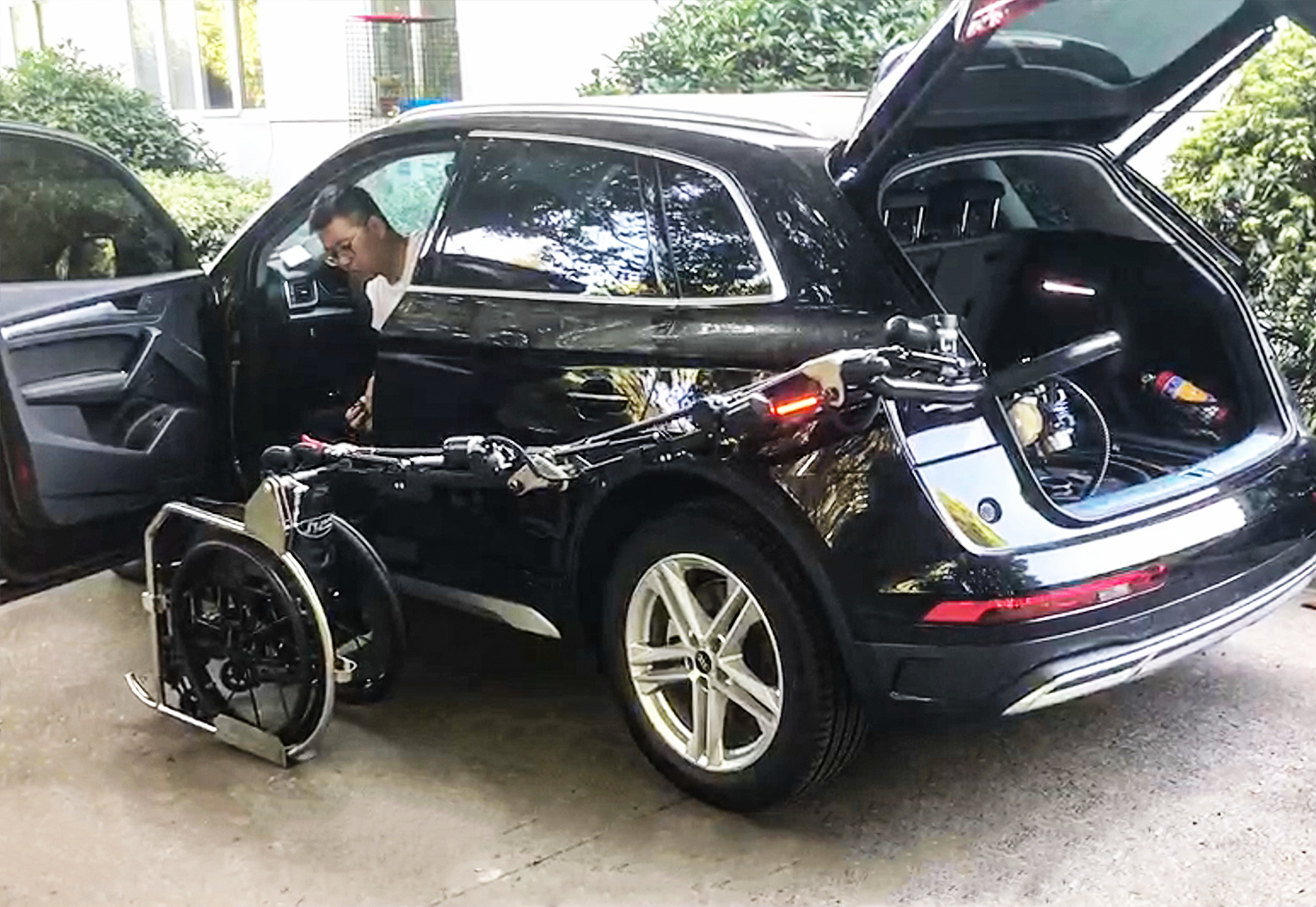 Robot R11 后備箱輪椅收納機(jī)器人（進(jìn)口）